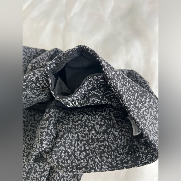 Athleta Black White Static Ultimate Stash Textured 7/8 Tight Leggings Medium - Picture 7 of 11